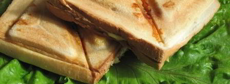 горячие сэндвичи с колбасой, сыром и помидорами. Шаг 10