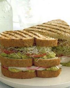 Клаб сэндвич с курицей, авокадо и люцерной