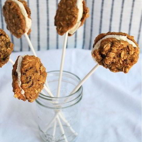 Рецепт мини-сэндвичей с овсяным печеньем и коричным мороженым на палочке