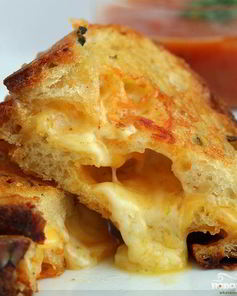 Поджаристые сырные сэндвичи