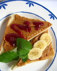Сладкие сэндвичи с арахисом, клубникой и бананом