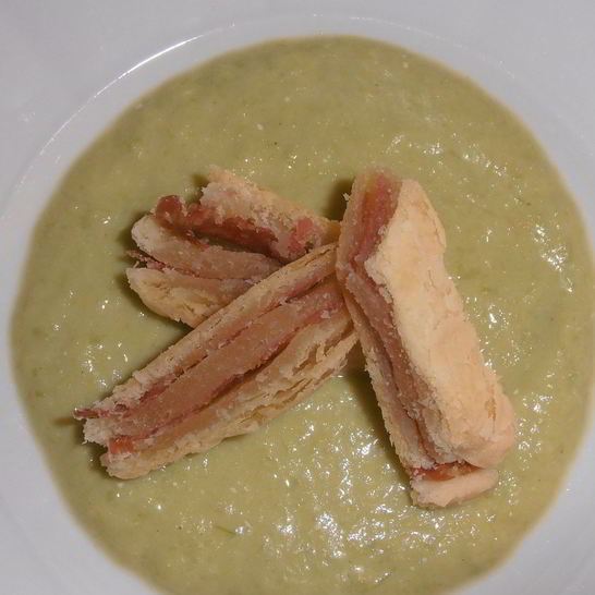 Рецепт слоеных сэндвичей с салями и пюре из лук-порея