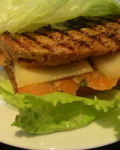 Сэндвич-гриль с копченым лососем и сыром