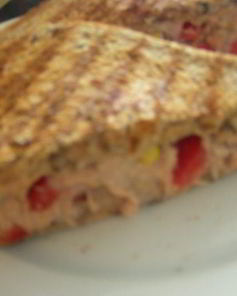 Сэндвич-гриль с тунцом, кукурузой и сладким перцем