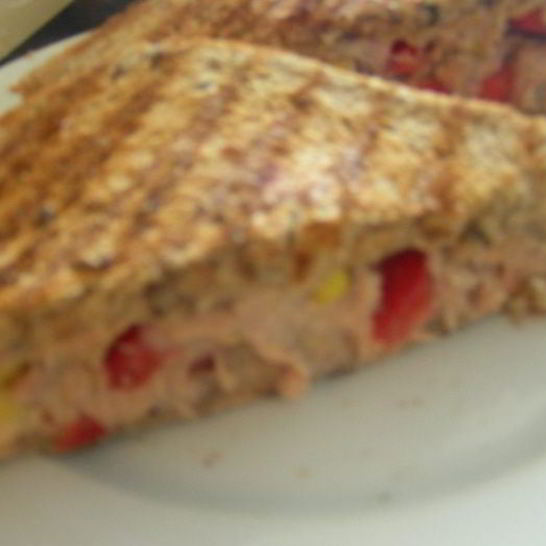 Рецепт сэндвича-гриля с тунцом, кукурузой и сладким перцем