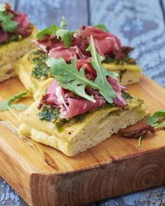 Сэндвич из домашней фокаччи с ветчиной