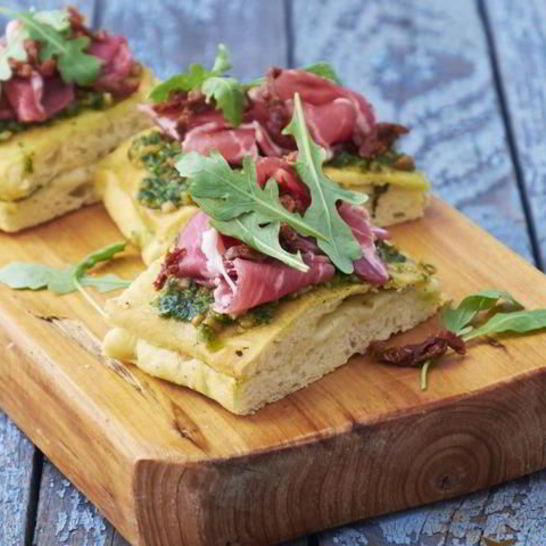 Рецепт сэндвича из домашней фокаччи с ветчиной