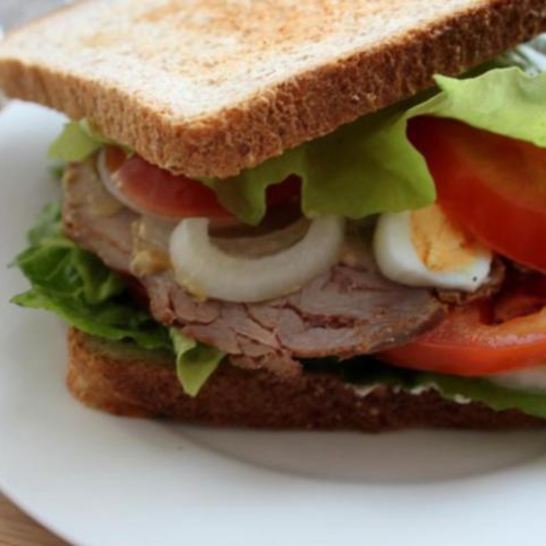 Рецепт сэндвича по-деревенски с бужениной, перепелиным яйцом, овощами и салатом