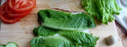 сэндвич по-деревенски с бужениной, перепелиным яйцом, овощами и салатом. Шаг 2