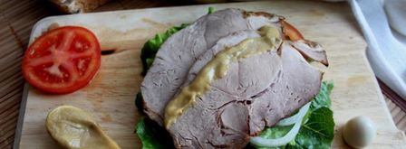 сэндвич по-деревенски с бужениной, перепелиным яйцом, овощами и салатом. Шаг 4