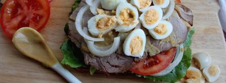 сэндвич по-деревенски с бужениной, перепелиным яйцом, овощами и салатом. Шаг 5