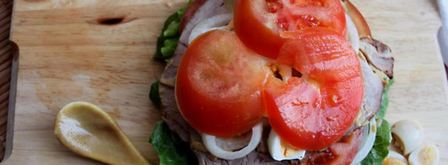 сэндвич по-деревенски с бужениной, перепелиным яйцом, овощами и салатом. Шаг 6