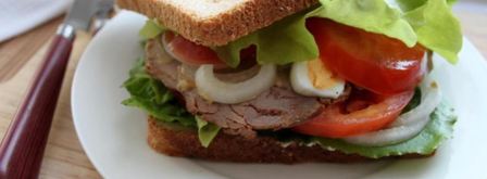 сэндвич по-деревенски с бужениной, перепелиным яйцом, овощами и салатом. Шаг 7