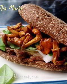 Сэндвич с говядиной, лисичками и горчичным соусом