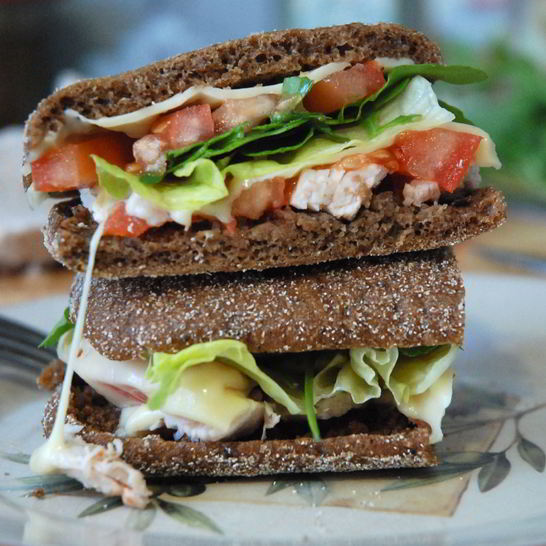 Рецепт сэндвича с индейкой, сыром и рукколой