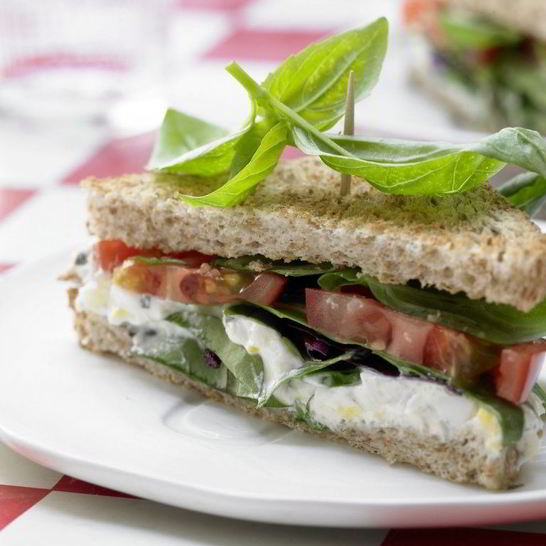 Рецепт сэндвича с помидорами и пряным яичным кремом