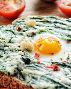 Сэндвич с шпинатом, творожным сыром и перепелиным яйцом