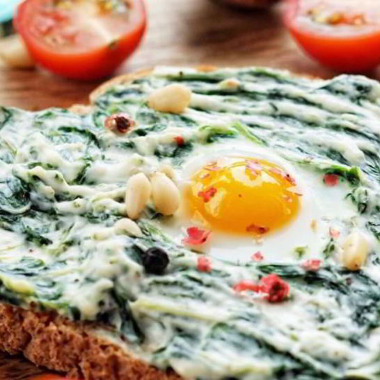 Рецепт сэндвича с шпинатом, творожным сыром и перепелиным яйцом