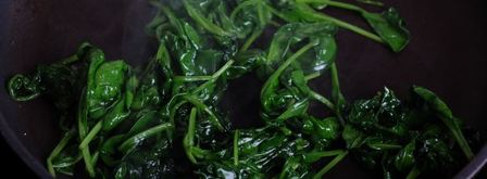 сэндвич с шпинатом, творожным сыром и перепелиным яйцом. Шаг 2