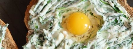 сэндвич с шпинатом, творожным сыром и перепелиным яйцом. Шаг 4