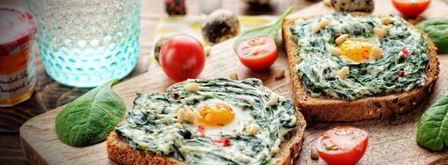 сэндвич с шпинатом, творожным сыром и перепелиным яйцом. Шаг 5