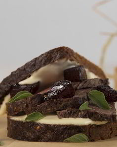 Сэндвич с телятиной и розмарином