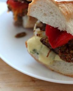 Сэндвич с томленой телятиной, запеченным перцем и дор блю