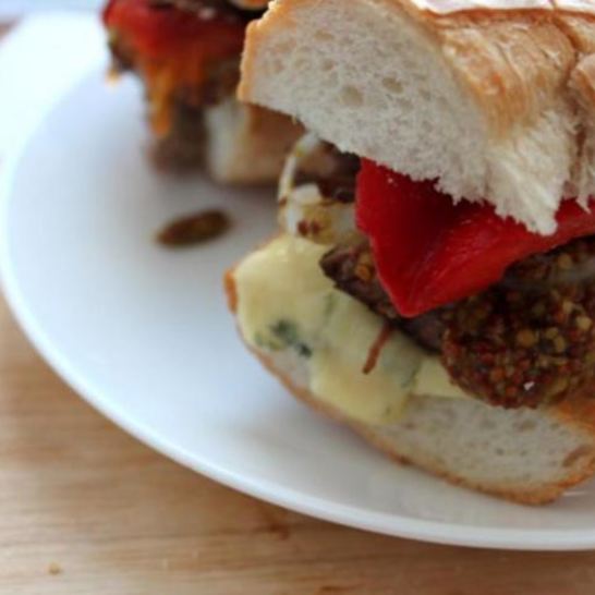 Рецепт сэндвича с томленой телятиной, запеченным перцем и дор блю