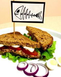 Сэндвич с тунцом и перепелиным яйцом