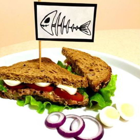 Рецепт сэндвича с тунцом и перепелиным яйцом