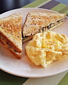 Сэндвич с тунцом и яичным облаком