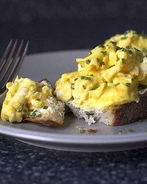 Сэндвич с яйцом и зеленью