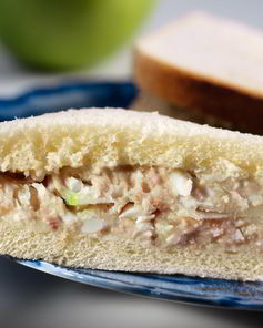 Сэндвичи на белом хлебе с форшмаком и яблоком