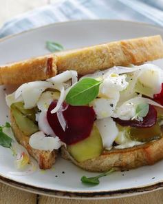 Сэндвичи с северной рыбой, яблоками и свеклой