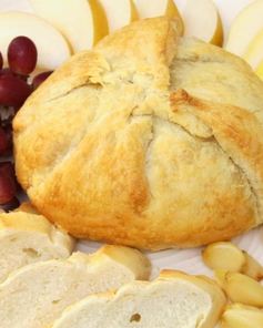 Сыр Бри в слоеном тесте с жареным луком и яблоками