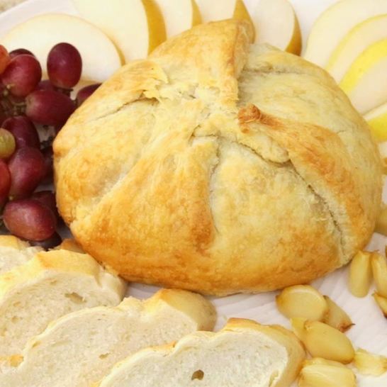 Рецепт сыра бри в слоеном тесте с жареным луком и яблоками