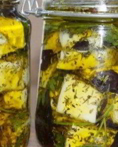 Сыр, маринованный с оливками