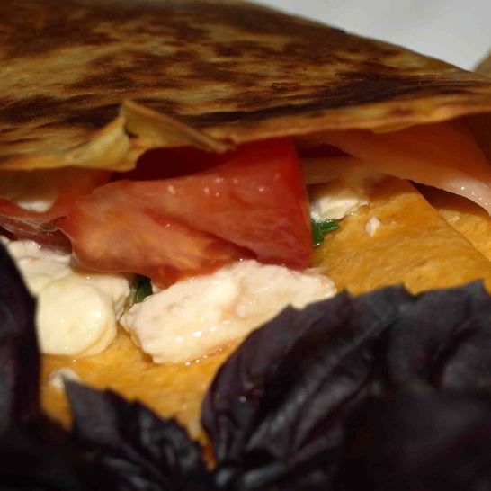 Рецепт сырной тортильи с брынзой, помидорами и беконом