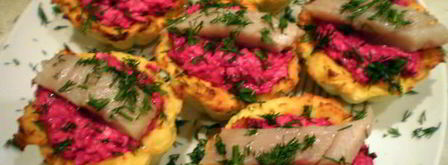 картофельные тарталетки с селедкой в мини шубке. Шаг 8