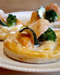 Рыбные тарталетки из слоеного теста