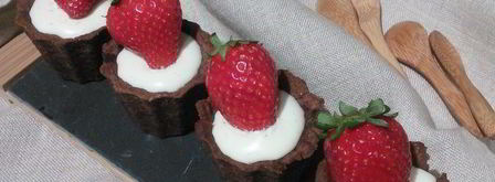 шоколадные тарталетки с панна коттой и клубникой. Шаг 11