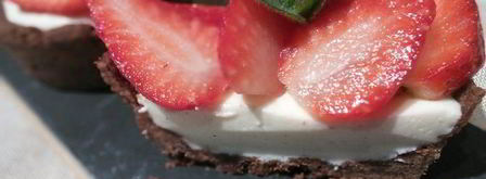 шоколадные тарталетки с панна коттой и клубникой. Шаг 10