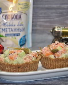 Тарталетки из отрубей с салатом из семги