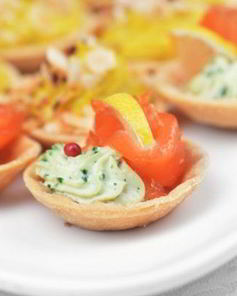 Тарталетки с лососем и авокадо