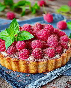 Тарталетки с малиной и горьким шоколадом