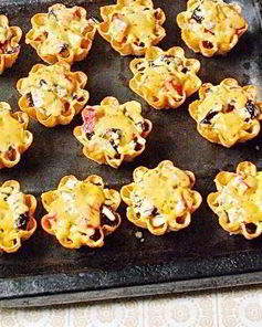 Тарталетки с мясом, фруктами и сыром