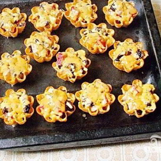 Рецепт тарталеток с мясом, фруктами и сыром