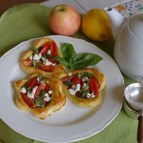 Рецепт тарталеток с помидорами и соусом песто