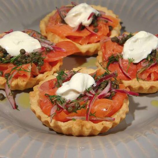 Рецепт тарталеток с семгой, красным луком и каперсами