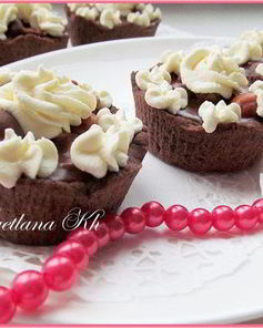 Тарталетки с шоколадно-ореховой карамелью и сливками